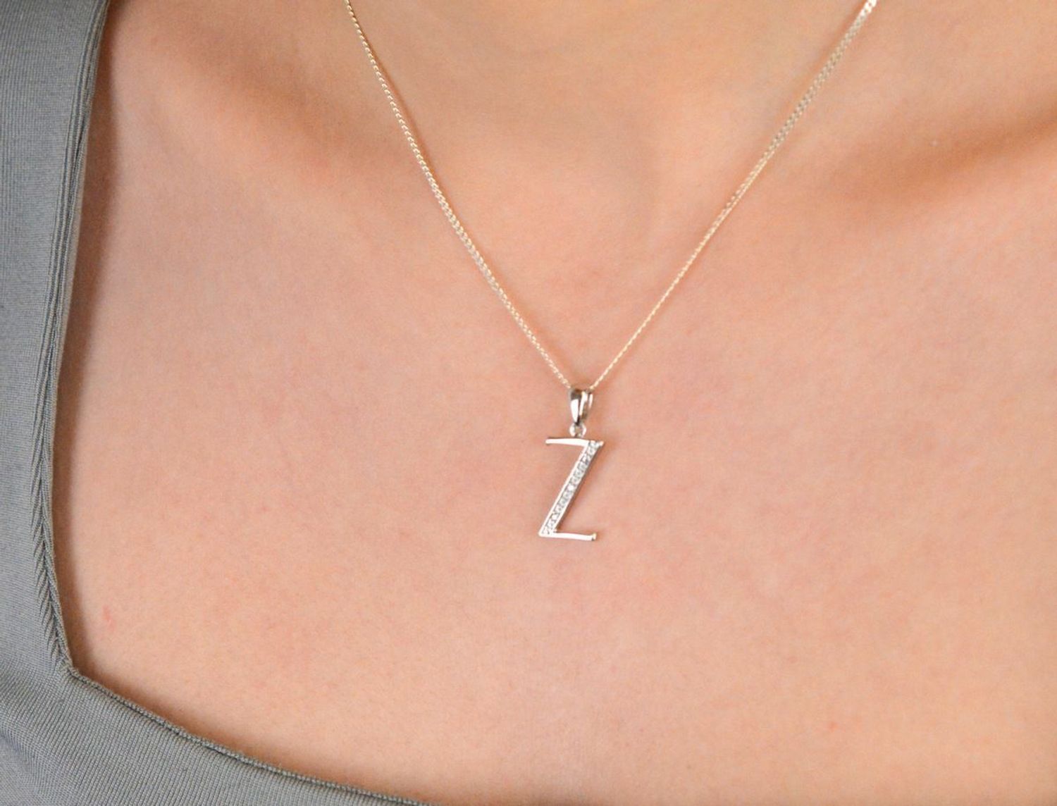 Literka srebrna próba 925, literka Z zdobiona cyrkoniami AP17-0211 Z Elegancka i subtelna literka Z wykonana z wysokiej jakości srebra próby 925, ozdobiona błyszczącymi cyrkoniami.1.jpg